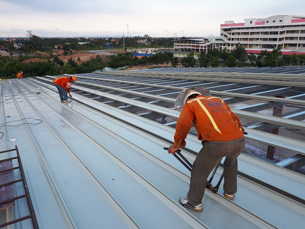 Thi cong nha xuong mai ton 2000m2 3